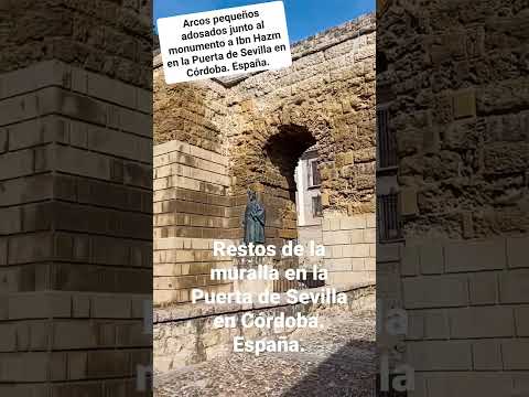 LOS ARCOS PEQUEÑOS GEMELOS EN LA PUERTA DE SEVILLA JUNTO AL MONUMENTO A IBN HAZM EN CÓRDOBA. España.