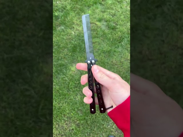 Vídeo relacionado con VORNNEX Práctica cuchillos de mariposa, Unsharpened íntegramente en acero inoxidable hoja 100% seguro aburrido mariposa peine para entrenamiento cuchillo de entrenador mariposa (plata)