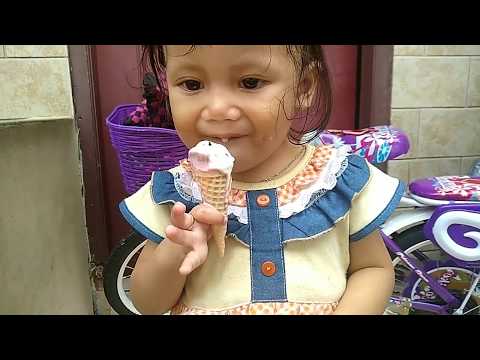 paman penjual es krim keliling diamond. beli es krim rasa vanila coklat strawberry ...