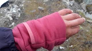 Spurenrätsel im Schnee und zapfiges Felsbrocken-Biwak