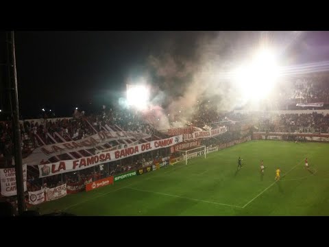 "San Martin De Tucuman vs Flandria// Hinchada y Llegada de la banda del Camion" Barra: La Banda del Camion &bull; Club: San Martín de Tucumán