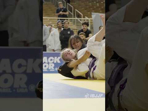 Emily Leyva gets a sub in the light-featherweight semi final! #ibjjf #bjj #jiujitsu