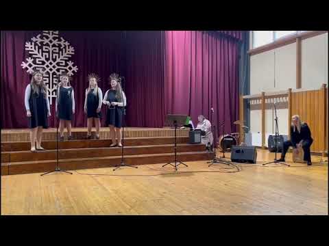 Ansamblis "Grobiņas 6.-9.kora klases vokālais ansamblis" (dalībnieki: 4), vecuma grupa: 13-18-Grupa.