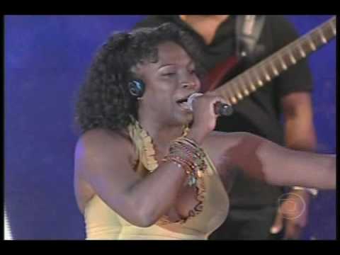 DHI RIBEIRO   E GRUPO REVELAÇÃO - FESTIVAL VERÃO SALVADOR 2010.