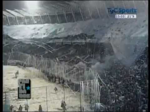 "Recibimiento de Racing (Semifinal Copa Libertadores 1997)" Barra: La Guardia Imperial • Club: Racing Club