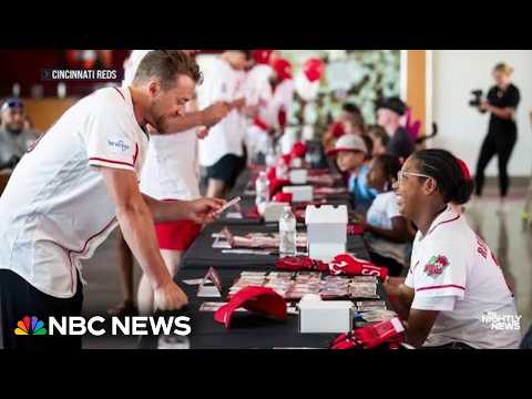 Cincinnati Reds host ‘reverse card signing’ with young fans