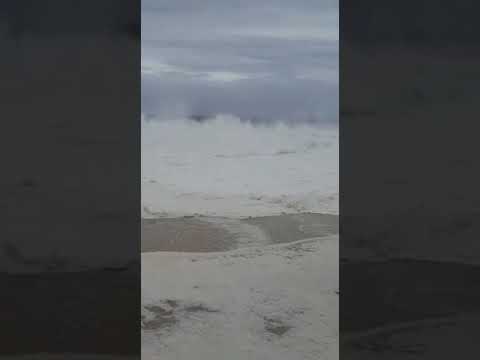 Ressaca na praia de itaipuacu,  Maricá-RJ