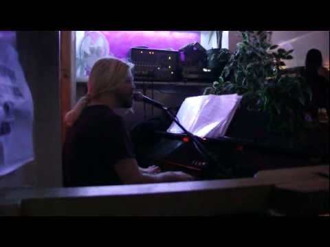 Paul Sixtus performs