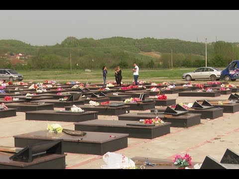 20 vjet pas masakrës, familjarët nuk kanë ku të vendosin lule