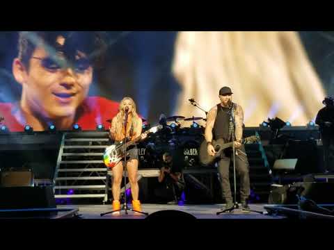 Brantley Gilbert with Lindsay El - What happens in a small town