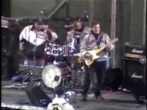 Dick Dodd and The Standells - Dirty Water at Fenway 2004