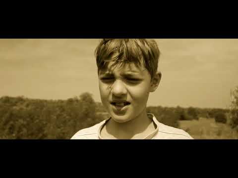 Je tu někdo? - Je tu někdo? - Zdaleka