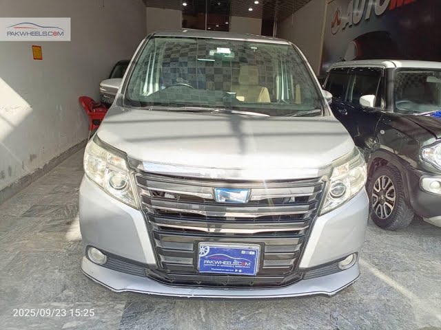 Toyota Noah G 2014 for Sale