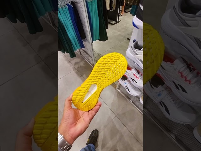Vídeo relacionado con Reebok Floatzig Adventure 1 - Tenis para Hombre, Negro Digital Lime Kinetic Blue, 44.5 EU