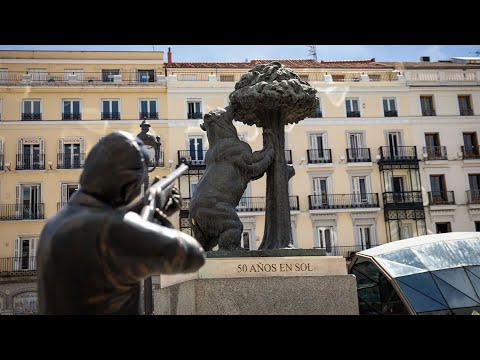 Sculpture of Spain’s controversial ex-king puzzles tourists