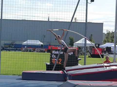 Klekner Hanga Csenge első ugrása a 4,42 m-es magasságon