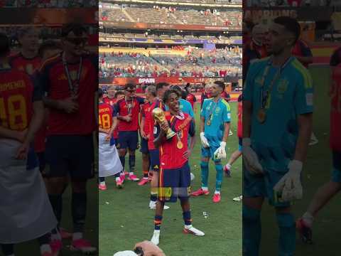 Quien se llevó la copa del mundo para dormir con ella?.