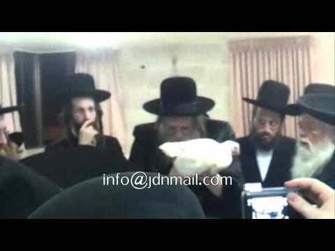 Modzitz Rebbe @ Tashlich & Kaporos Erev Yom Kipur 5772