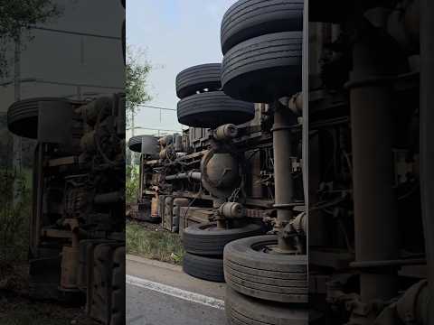 Caminhão sai da pista e tomba na ERS-324 entre Passo Fundo e Marau