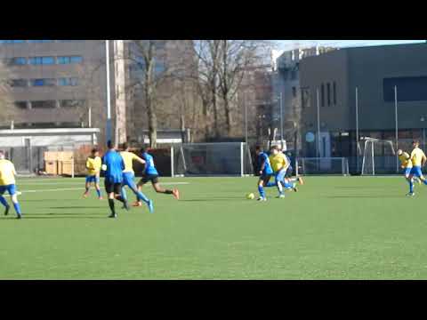 OSM'75 opent de score onfortuinlijk, 1-0 (e.d.).