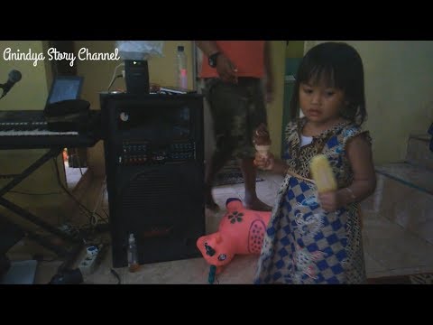 ANINDYA MAKAN ES KRIM - BABY EAT ICE CREAM