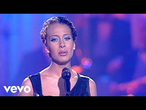 Monica Naranjo - Empiezo a Recordarte (Risas y Estrellas (Actuación TVE))