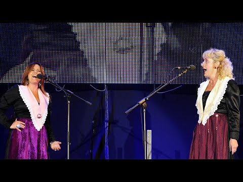 Prid oltaron kleči diva - Ženski duo sa Šolte [Poljud 2010]