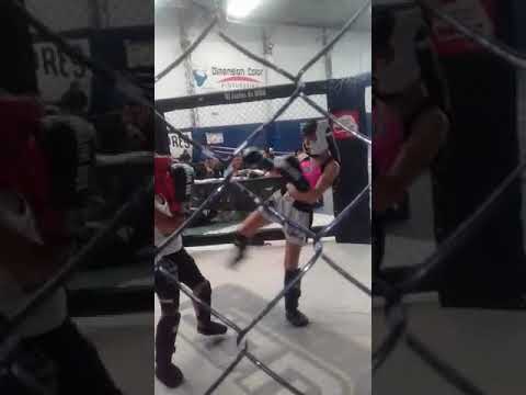 ecxivision de kick de agus para marcar tenica de  pelea con una nena mas chica TEAM