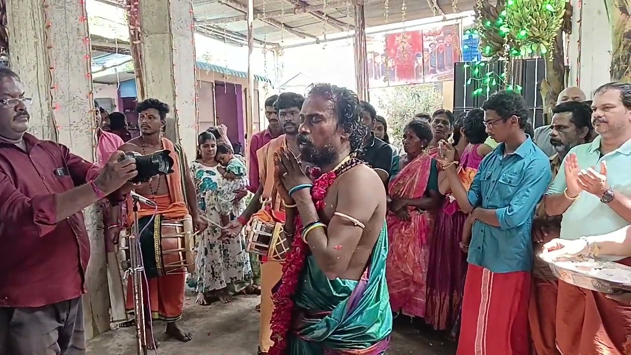 கும்மிமேளத்திற்க்குரசித்துஆடும் கருங்காளியம்மன்