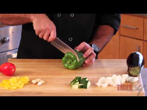 Hож кухонный Victorinox SwissClassic Santoku красный