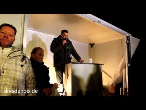 Pegida Montagsdemo in Dresden - 30.000 Menschen demonstrieren friedlich am 12.Jan15 Teil1