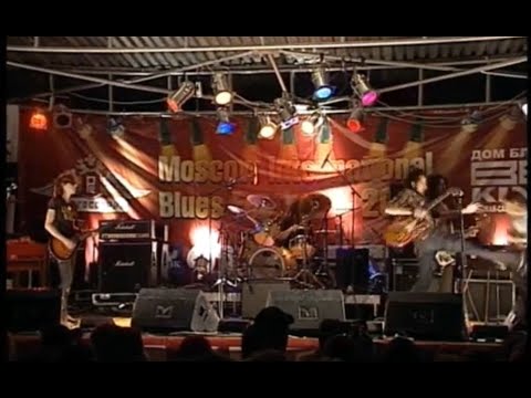 Marc Ford clears the stage in Moscow, 2007