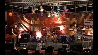 Marc Ford clears the stage in Moscow, 2007