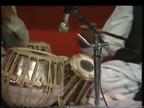 Ulfat Ki Nayi Manzil Ko Chala, Iqbal Bano Live In India!