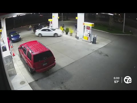 'My baby in that car!' Wild altercation at gas station ends with driver smashing vehicles
