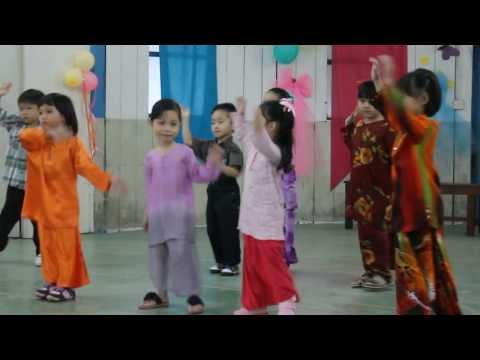 Anang Ngansak Sesemak Singing By Kindergarden Student