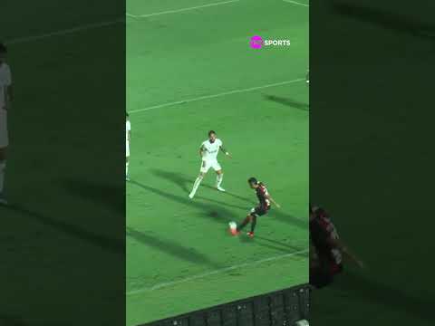GOLEIRO CAÇANDO BORBOLETA, ATACANTE PERDENDO GOL BIZARRO E DEFENSOR TIRANDO EM CIMA DA LINHA #shorts
