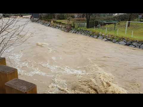 V deročo reko Mežo padel domačin, gasilci ga niso našli
