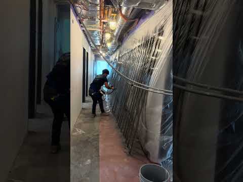 pintando tapas de marcos de puertas en hotel tru by Hilton