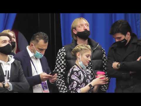 Мило) Алёна Косторная ,Сергей Розанов Евгений Плющенко. Тренеры сдувают пылинки в прямом смысле ;)