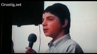 בני בן ה-13 שר בחצר האחורית של שלום מרדכי בפוסטוויל, 20 שנה מאוחר יותר במונסי