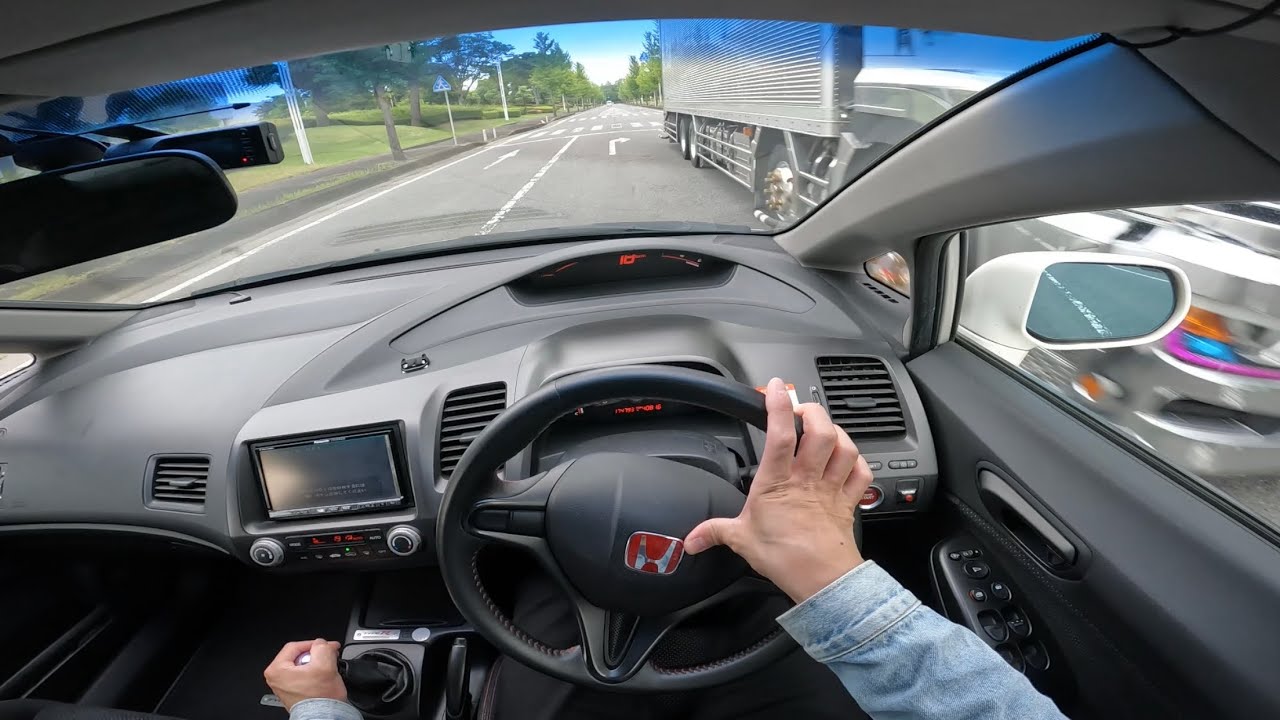 煽り運転してきた輩トラックを追い回して鉄拳制裁