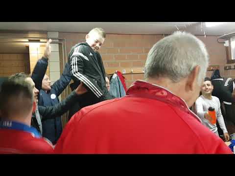 Ontlading in kleedkamer na afloop van VVGZ - Bruse Boys