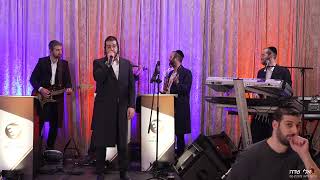 הזמר מענדי ווייס והקלידן האגדי איציק איזנשטט במחרוזת שקטה בחתונה  המלאך הגואל .שירו למלך.