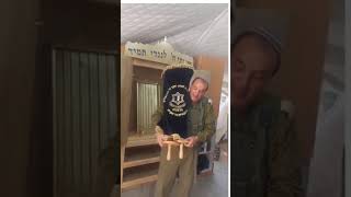 מכניסים ארון קודש לרצועת עזה