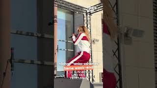 Nâdiya interprète “amies-ennemies” sur la scène des Sunset Live des Terrasses