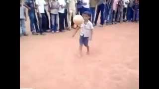 preview picture of video 'Talented Kid Juggling a Soccer Ball !'