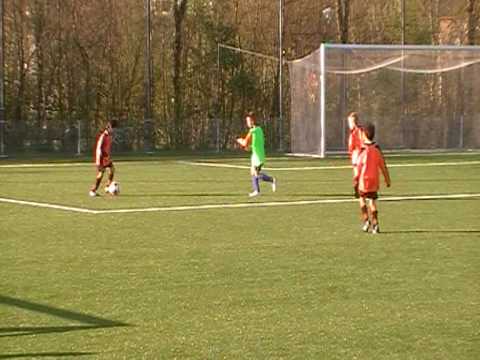 Montfoort F1 - VV De Meern F13 17.4.2010 2 minuten prachtig voetbal afgesloten met een goal van Daan