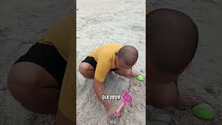 Download lagu When Ara asked Papa to bury her body in the sand at Ancol Beach, I was happy, Papa, so Bagas woul... mp3