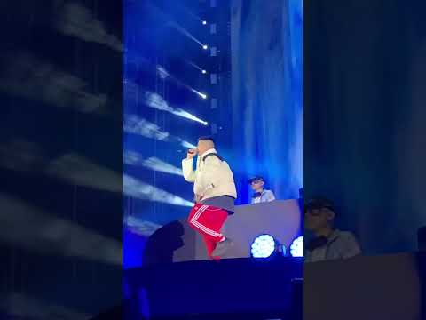 Duki junto a Bizarrap cantando su BZRP Music Sessions en vivo